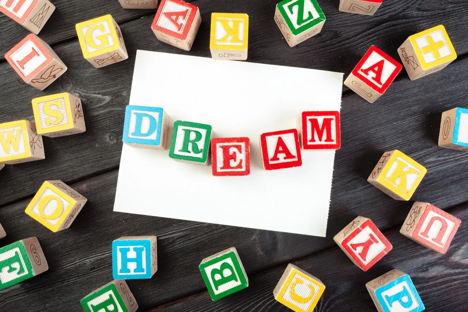 Cubos y símbolos — fondo decorativo del encabezado